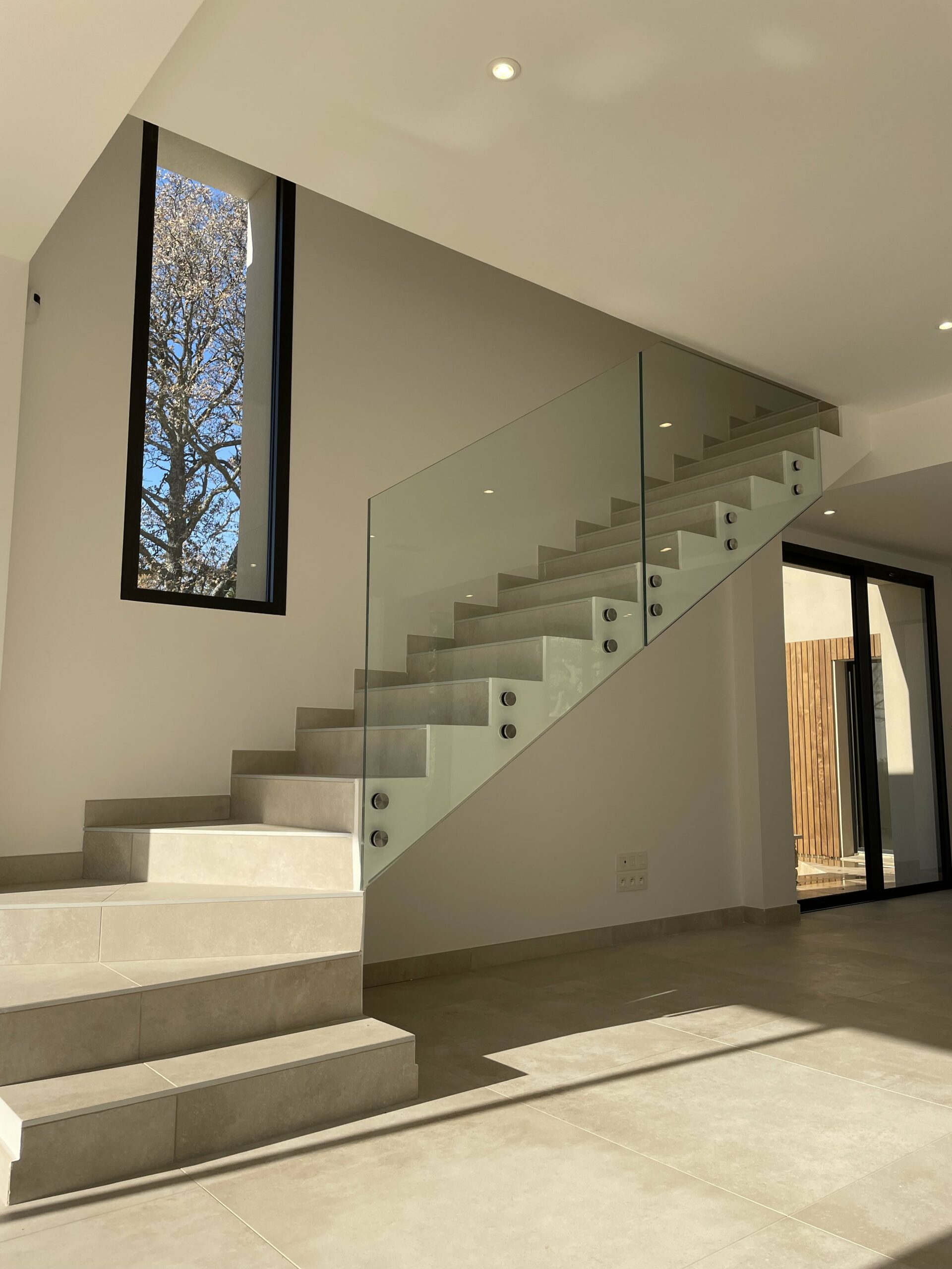 garde-corps en verre sur mesure dans un escalier en béton à Puyricard