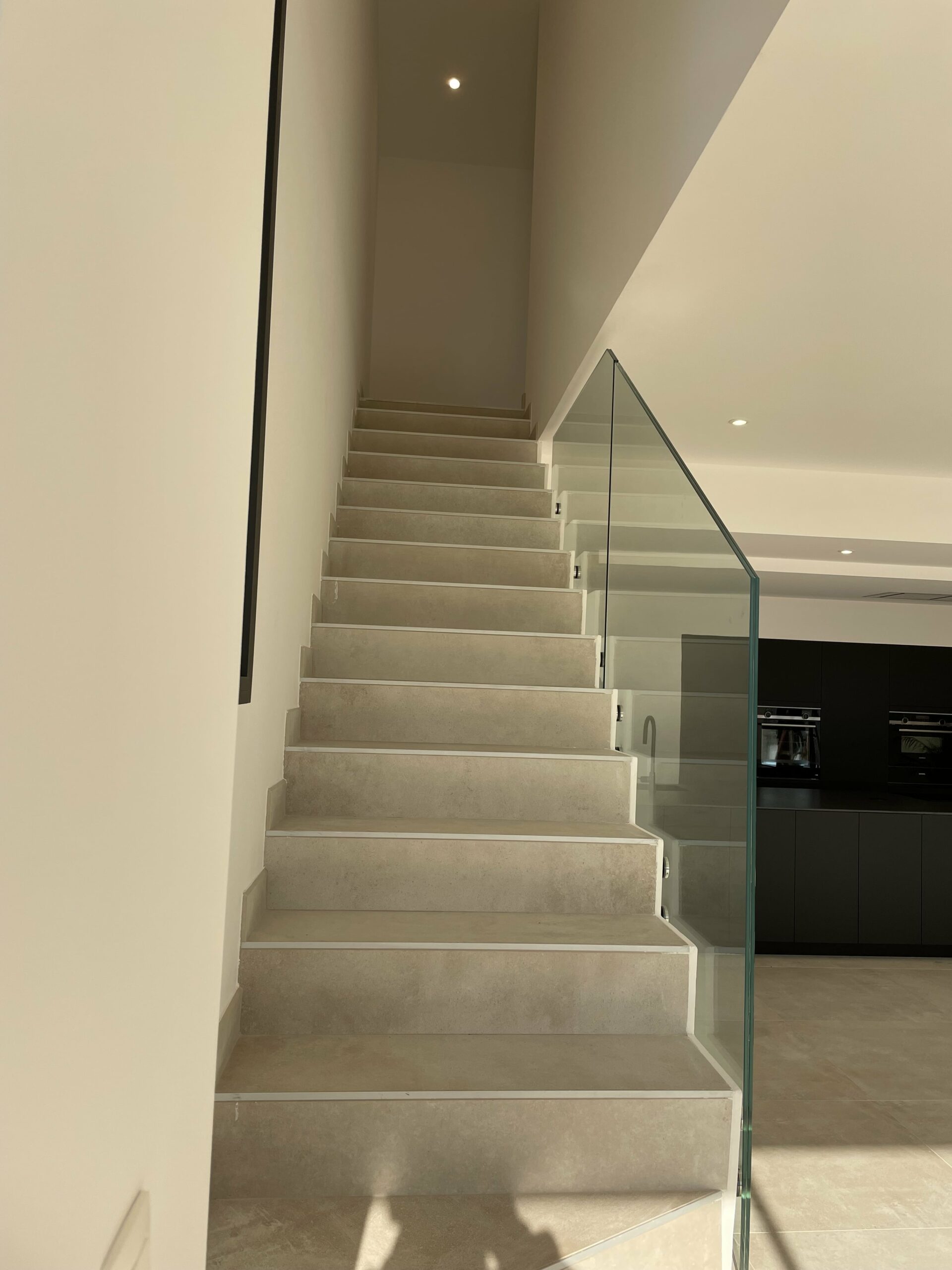 garde-corps en verre sur mesure dans un escalier en béton à Puyricard Vue de profil