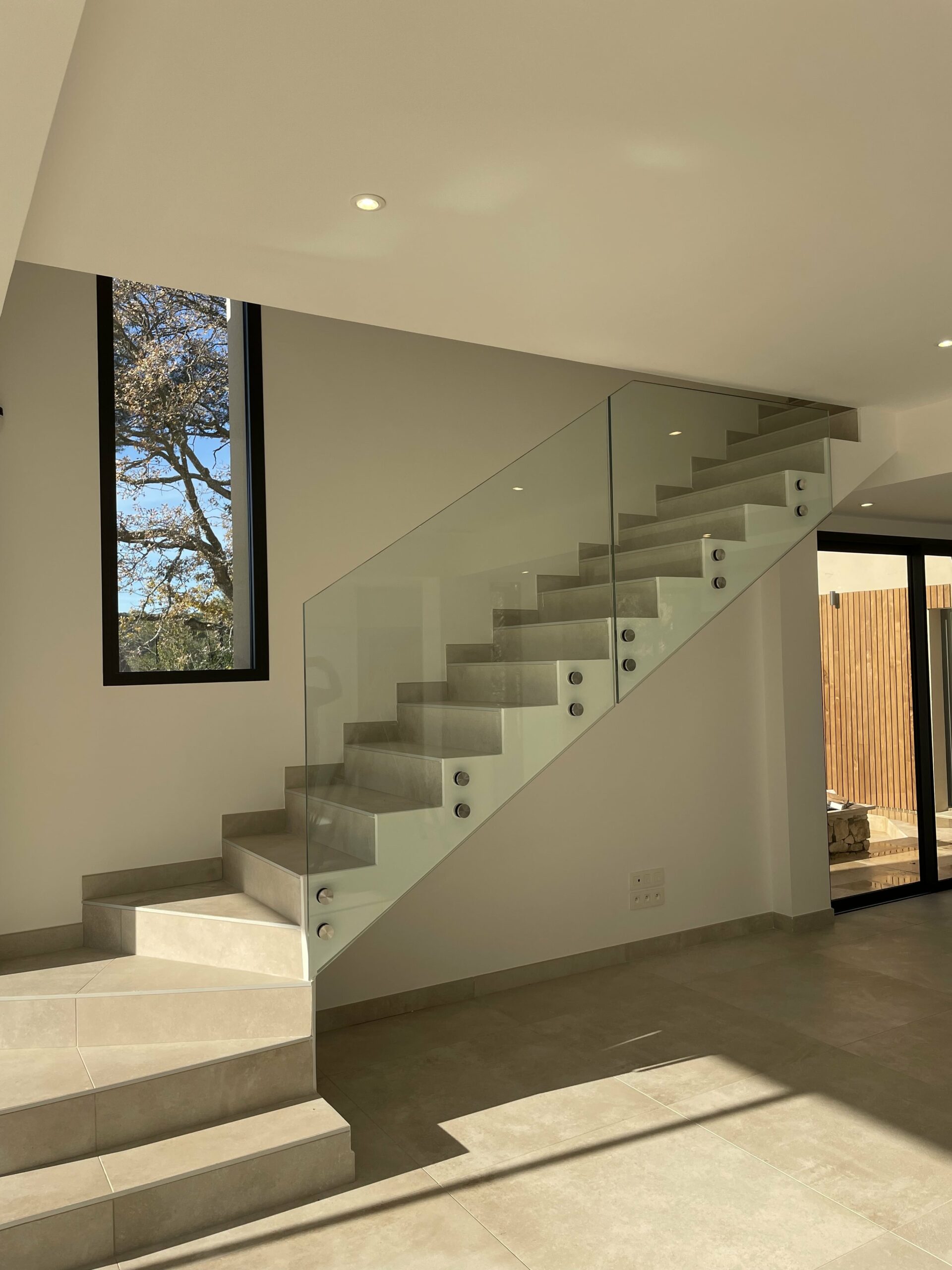 garde-corps en verre sur mesure dans un escalier en béton à Puyricard