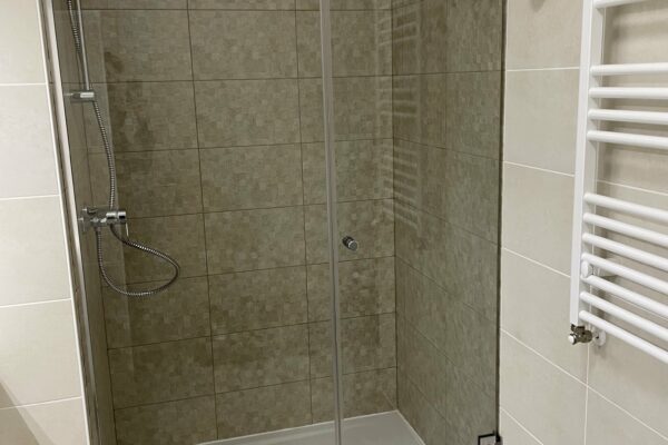 Fermeture d'une douche avec une paroi en verre fixe et une porte de douche à Aix-en-Provence