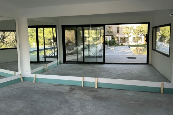 Pose de miroirs pour une salle de sport privée à Célony