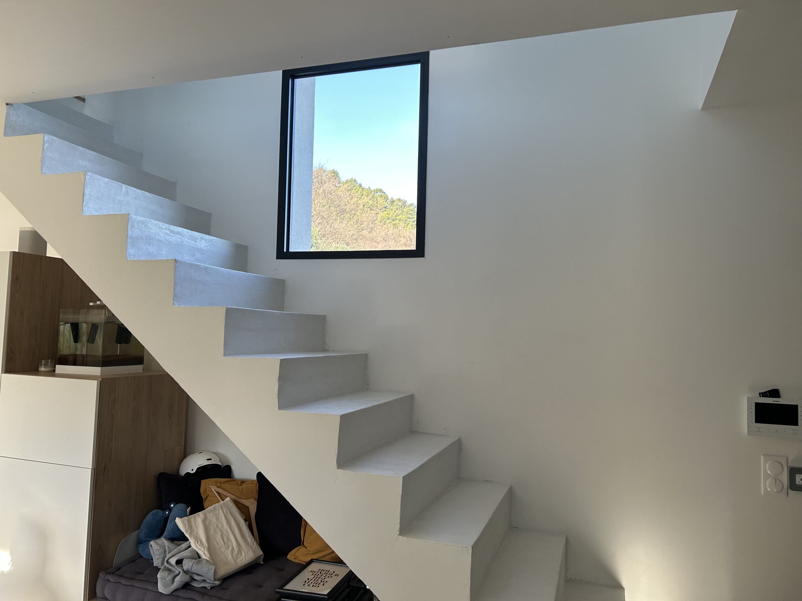 Avant la pose du Garde-corps forme trapèze alliant verre et acier à Saint-Savournin