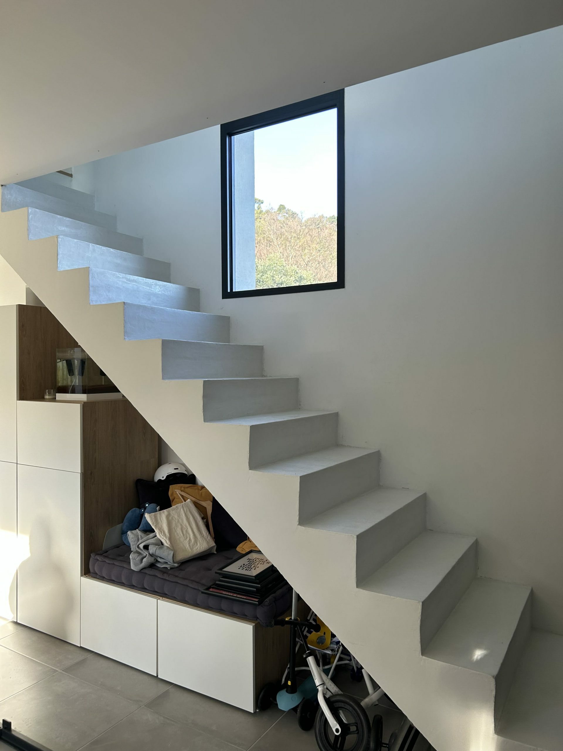 Avant la pose du Garde-corps forme trapèze alliant verre et acier à Saint-Savournin