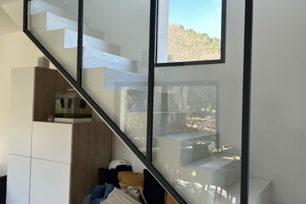 Garde-corps alliant verre et acier à Saint-Savournin