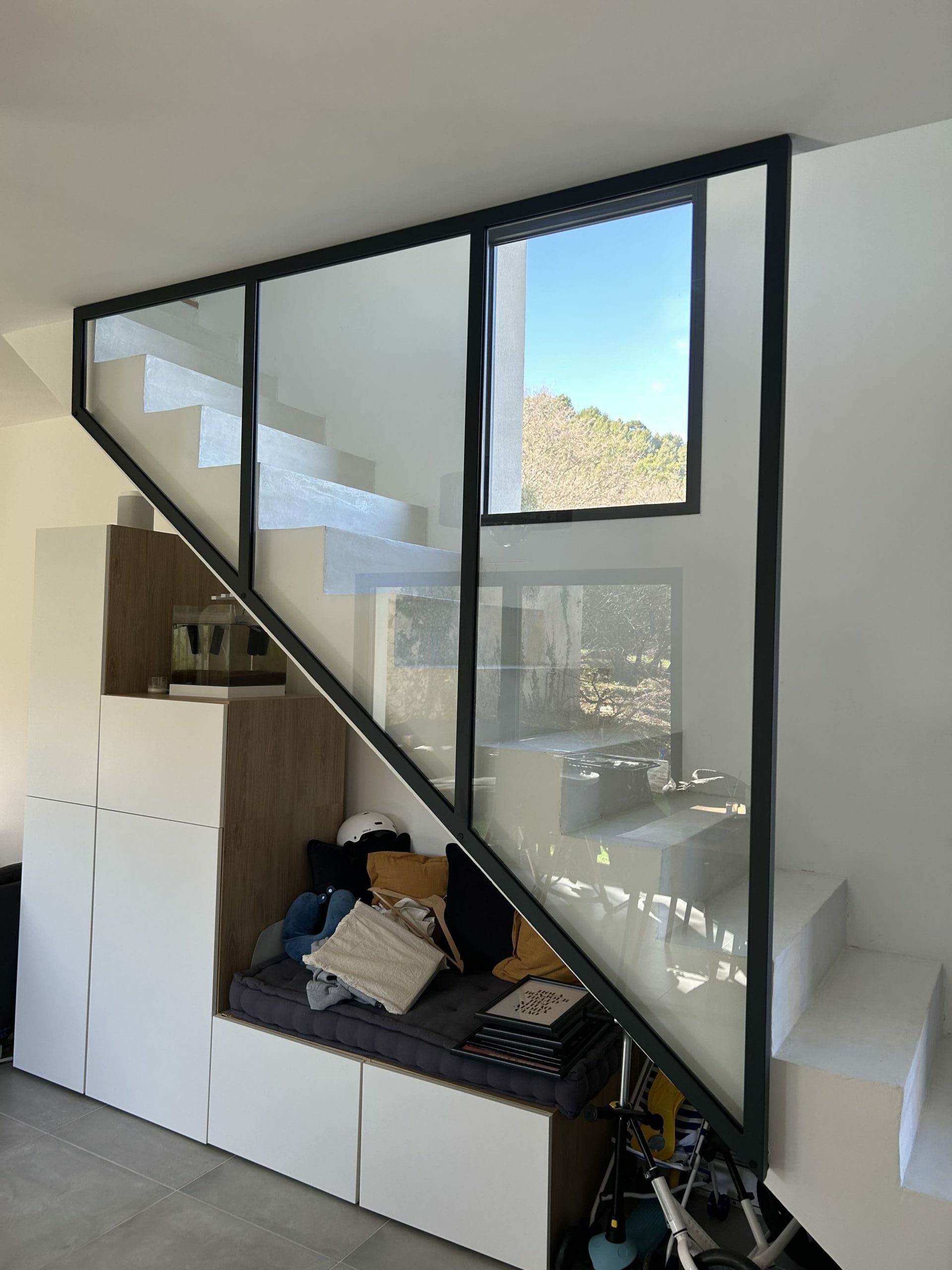 Garde-corps forme trapèze alliant verre et acier à Saint-Savournin