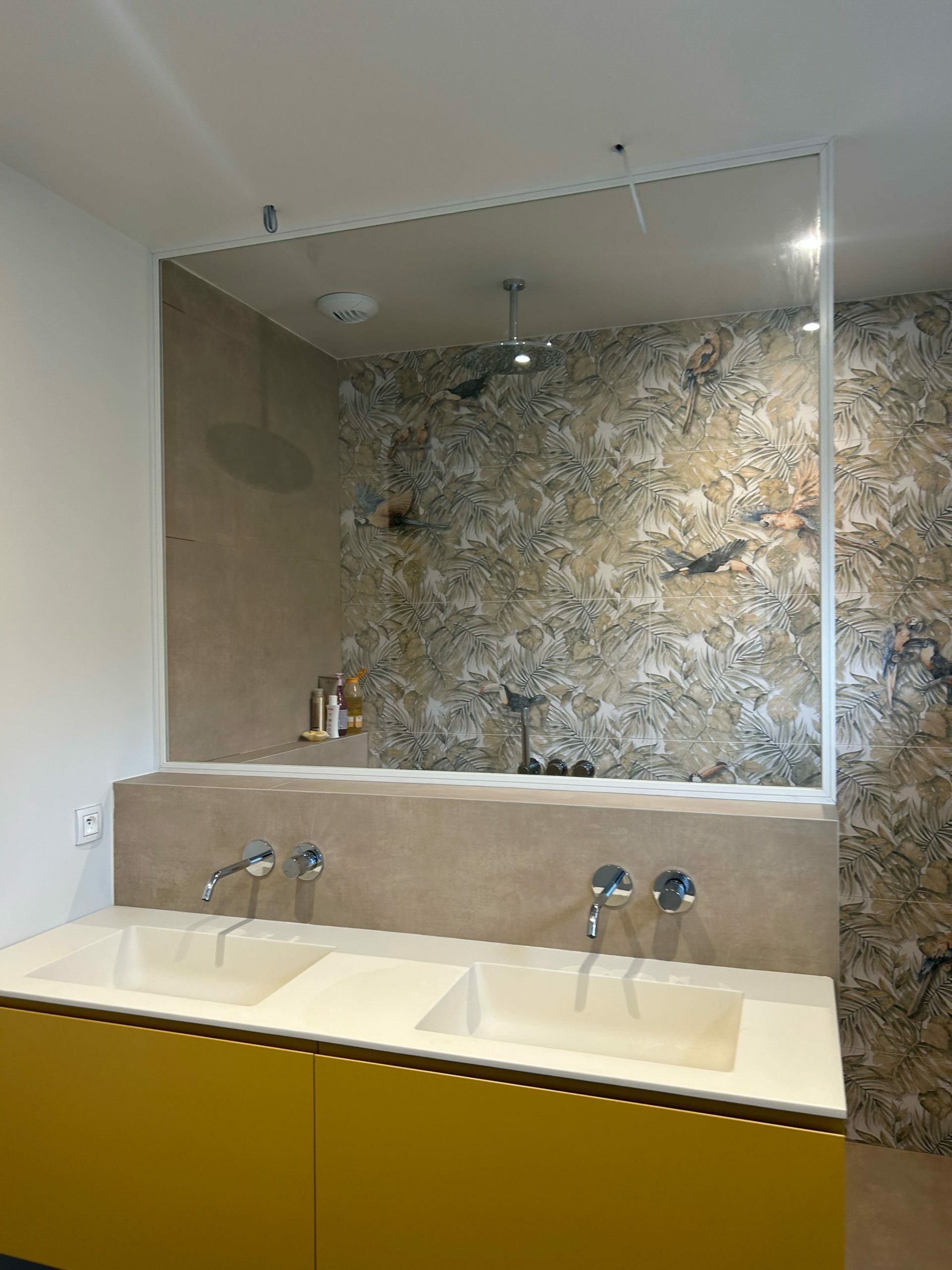 Paroi de douche à Carry-le-Rouet Verre clair trempé de 8 mm d'épaisseur encadré totalement par des profil alu thermolaqué au Ral souhaité