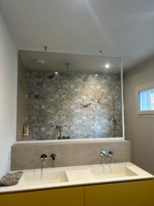 Paroi de douche à Carry-le-Rouet Verre clair trempé de 8 mm d'épaisseur encadré totalement par des profil alu thermolaqué au Ral souhaité