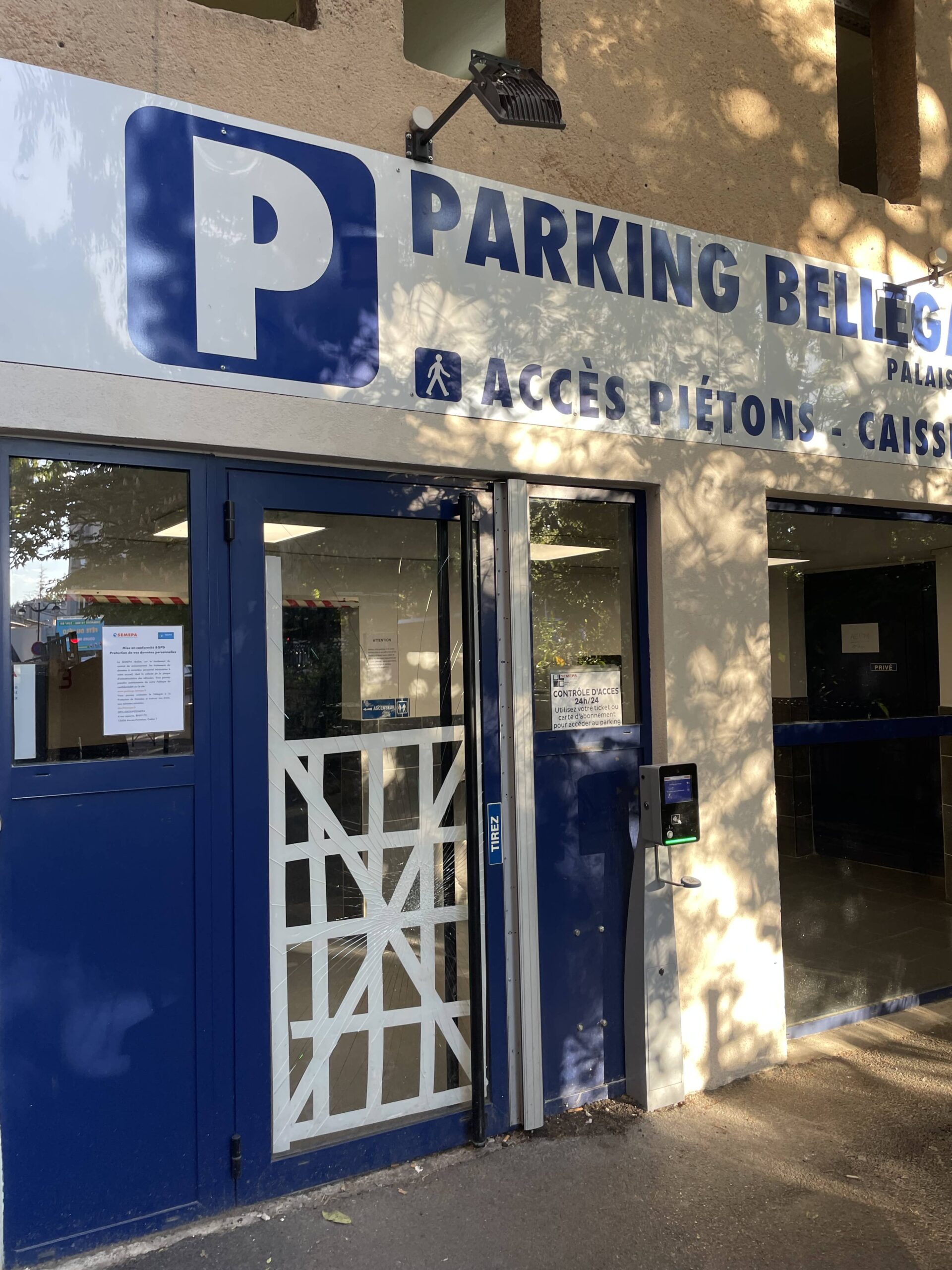 Remplacement de vitrage sur une porte d'entrée d'un parking à Aix-en-Provence Avant