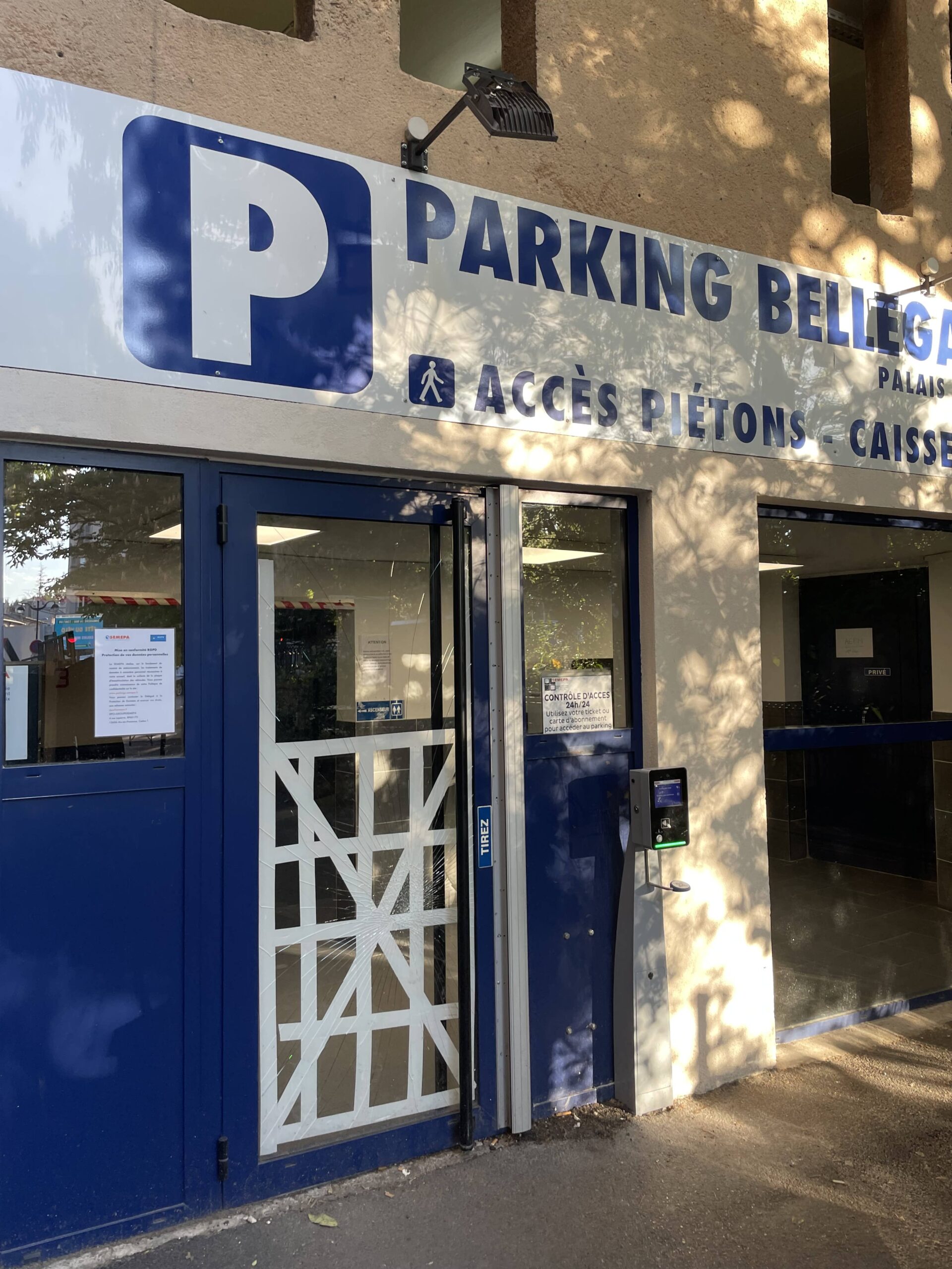 Remplacement de vitrage sur une porte d'entrée d'un parking à Aix-en-Provence Avant