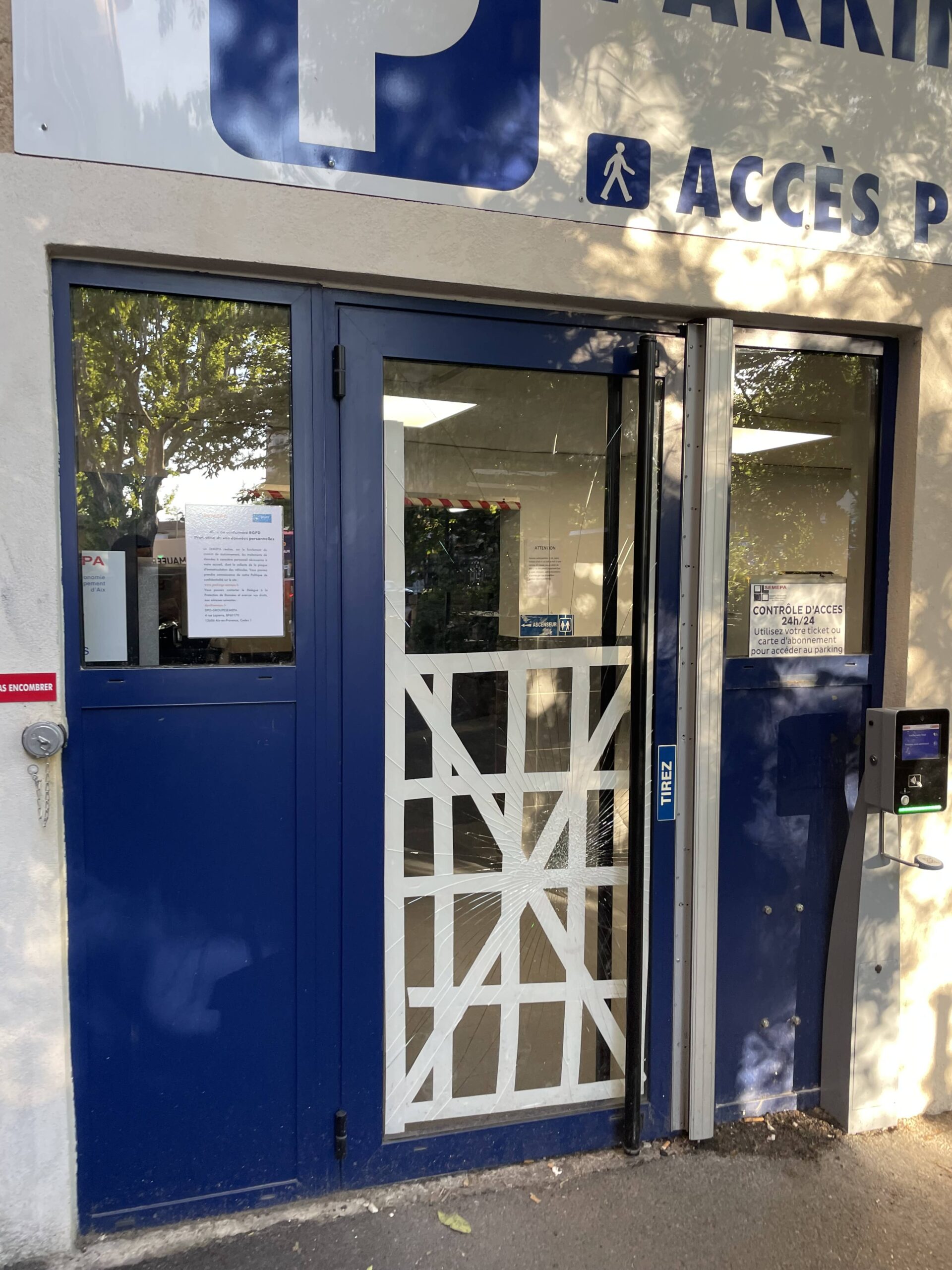 Remplacement de vitrage sur une porte d'entrée d'un parking à Aix-en-Provence Avant