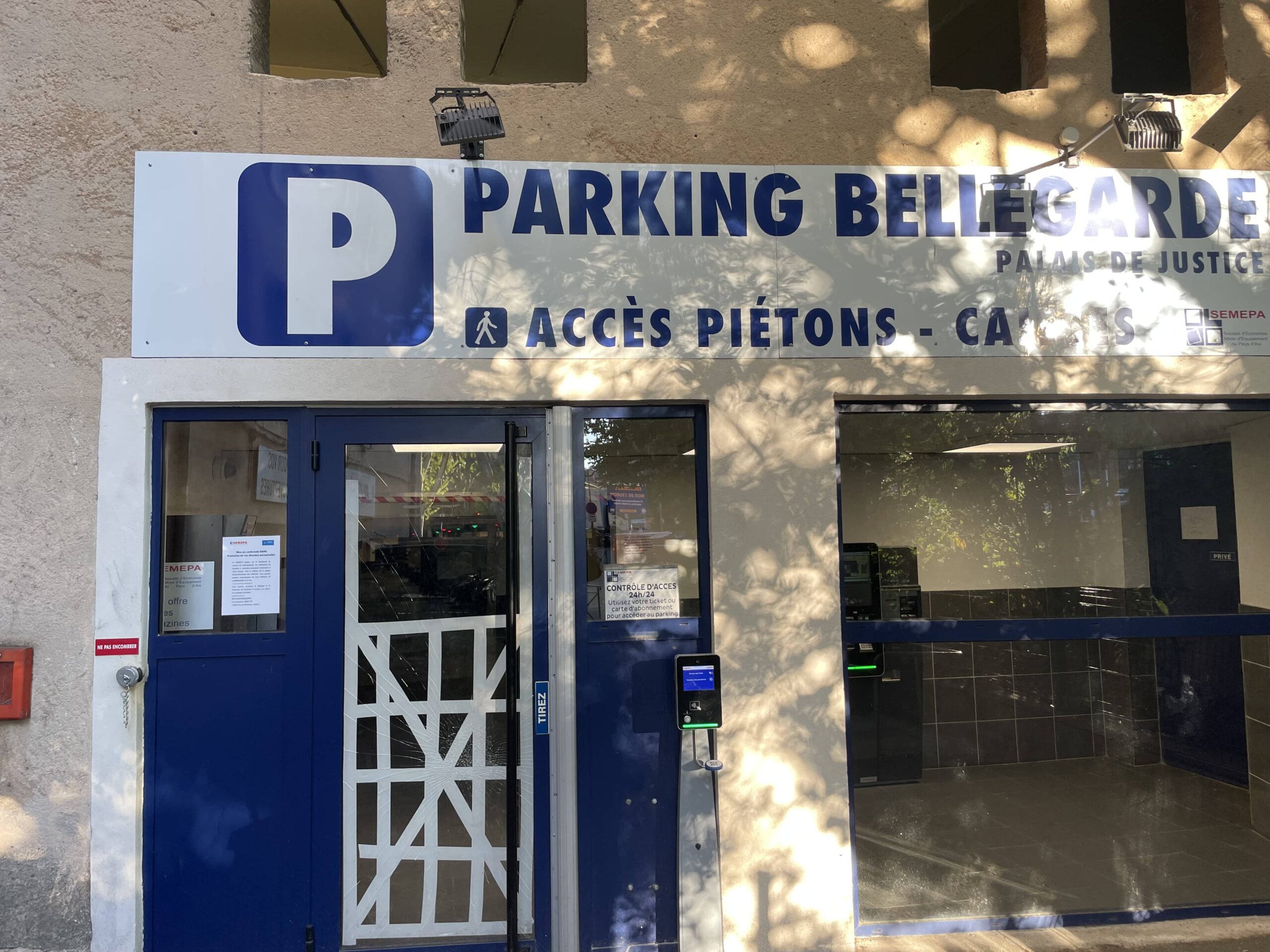 Remplacement de vitrage sur une porte d'entrée d'un parking à Aix-en-Provence Avant