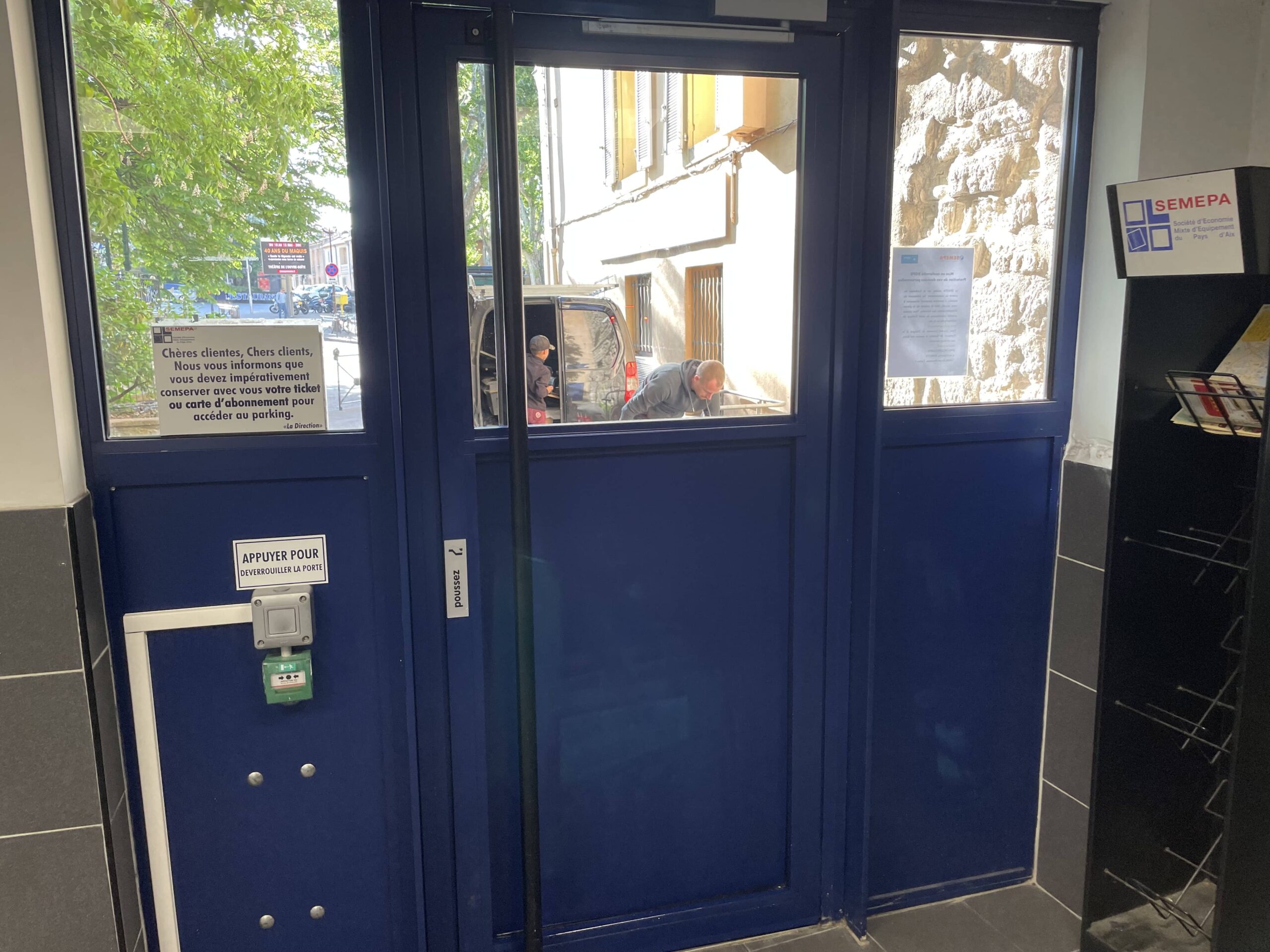 Remplacement de vitrage sur une porte d'entrée d'un parking à Aix-en-Provence Après