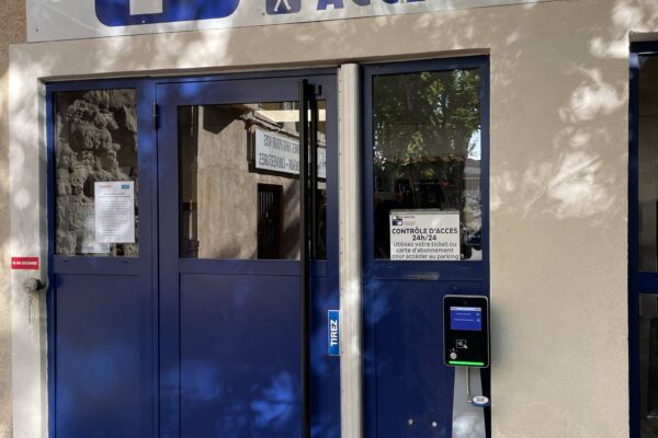 Remplacement de vitrage sur une porte d'entrée d'un parking à Aix-en-Provence Après