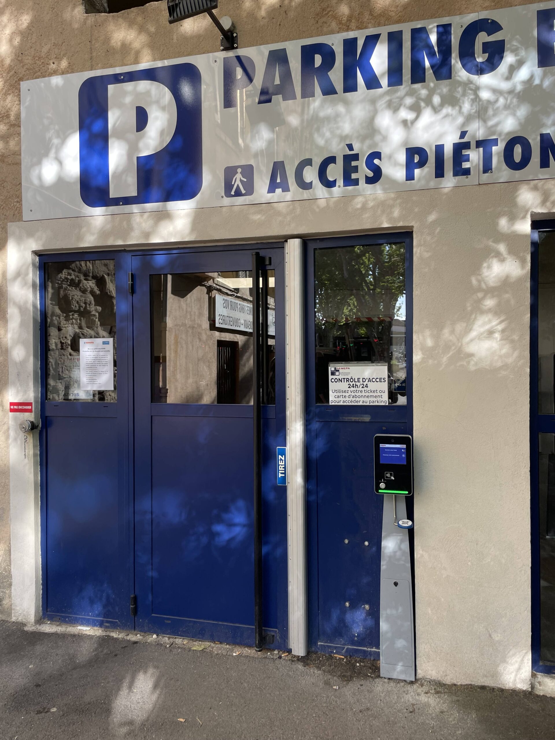 Remplacement de vitrage sur une porte d'entrée d'un parking à Aix-en-Provence Après