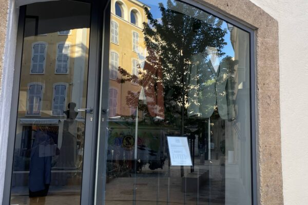 Remplacement de vitrage surune vitrine de magasin à Aix-en-Provence Avant