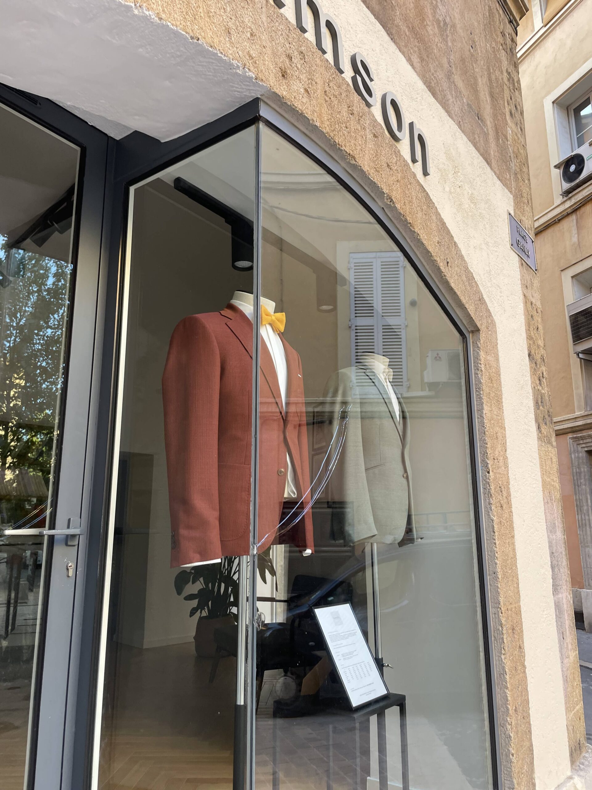 Remplacement de vitrage surune vitrine de magasin à Aix-en-Provence Avant