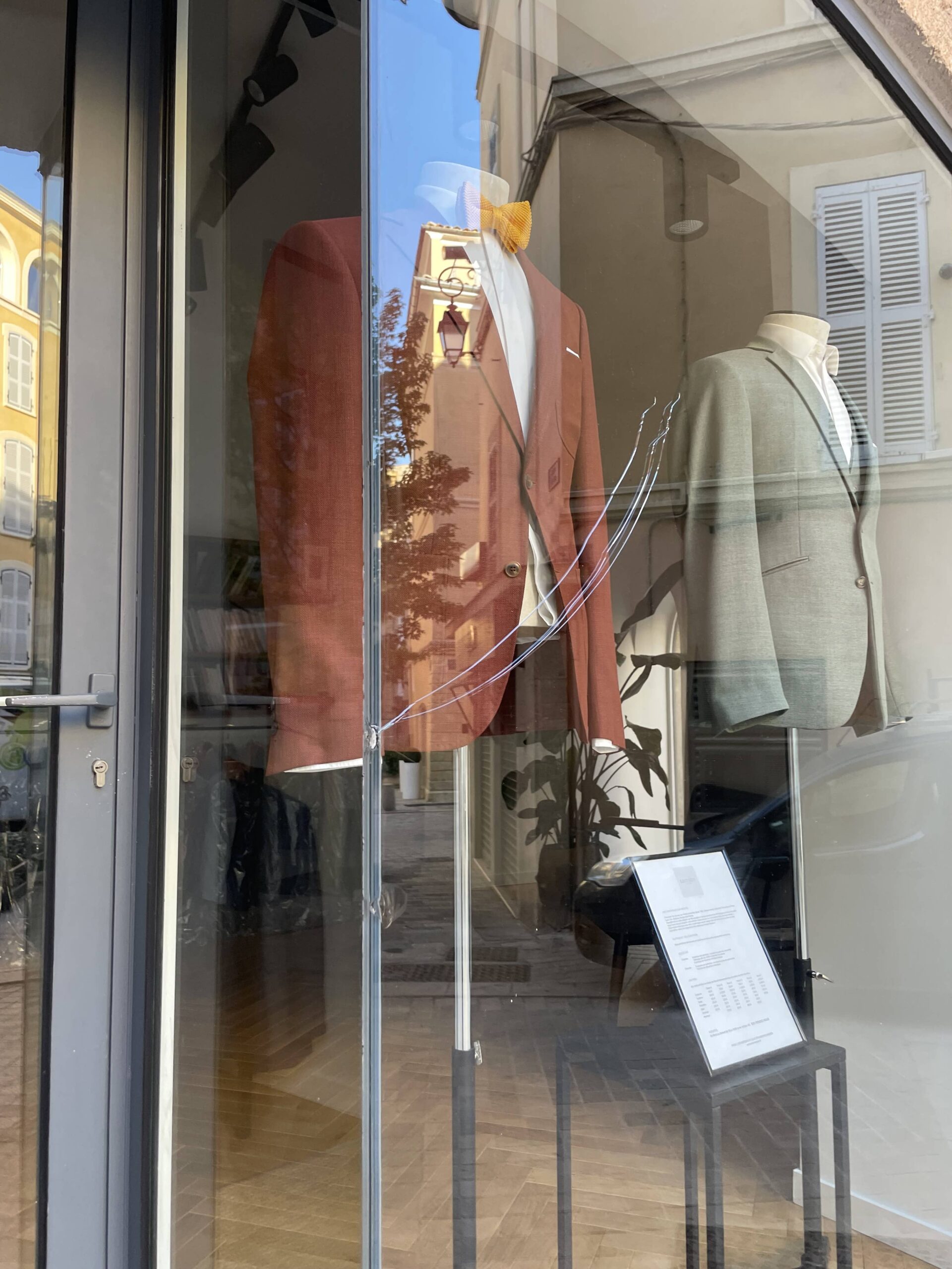 Remplacement de vitrage surune vitrine de magasin à Aix-en-Provence Avant