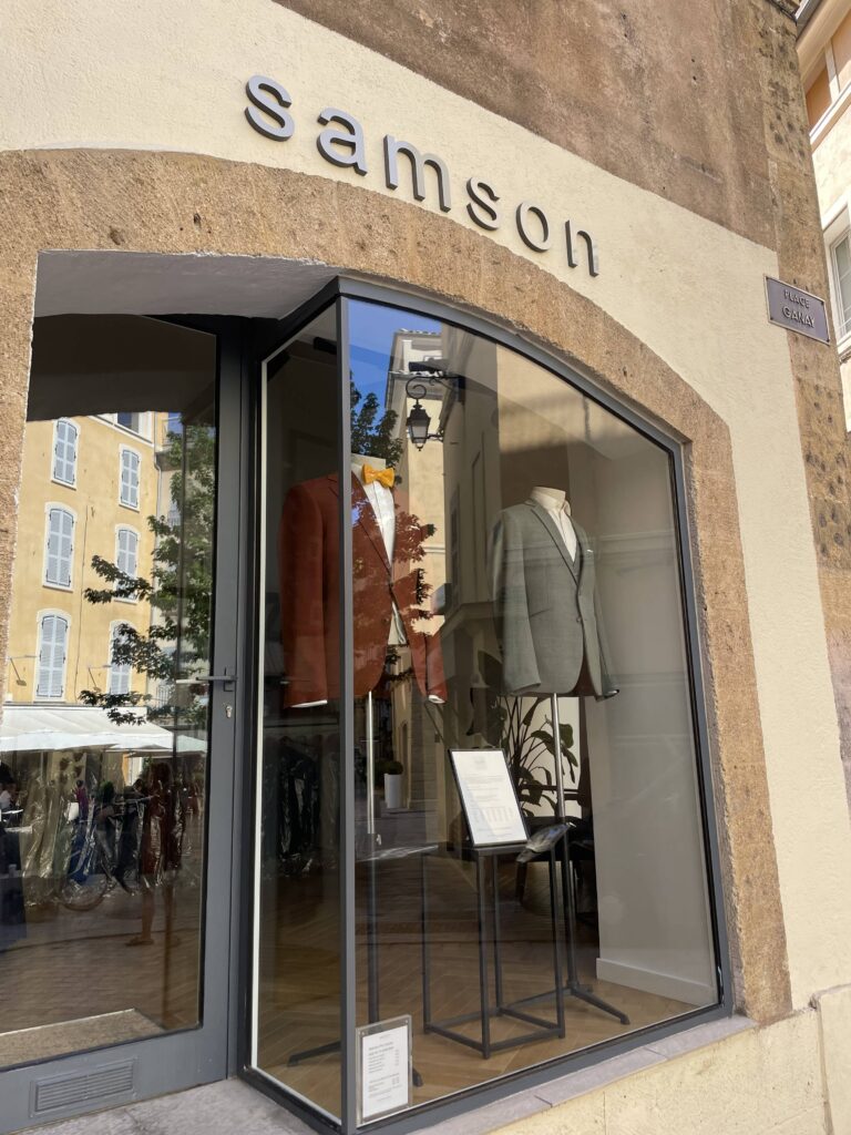 Remplacement de vitrage surune vitrine de magasin à Aix-en-Provence Après