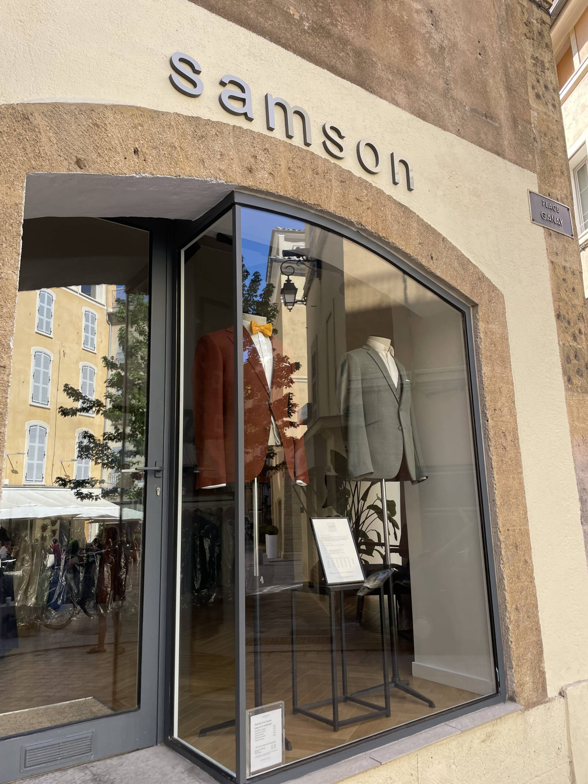 Remplacement de vitrage surune vitrine de magasin à Aix-en-Provence Après