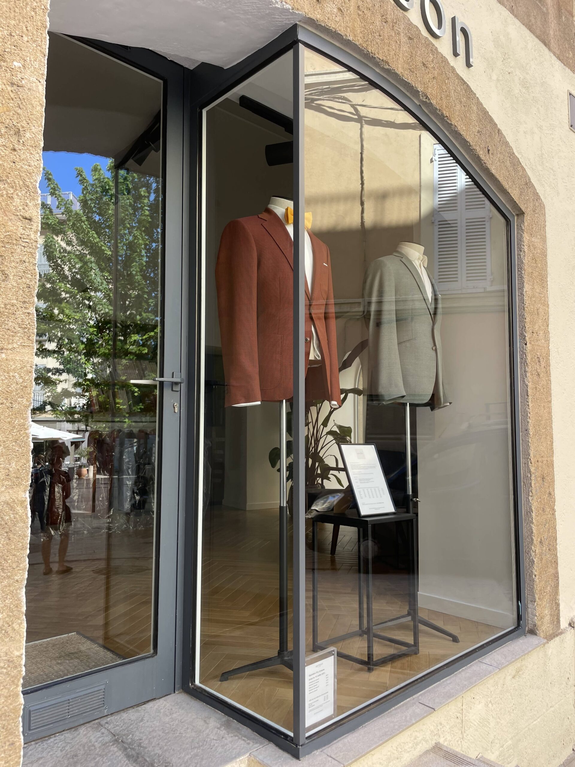 Remplacement de vitrage surune vitrine de magasin à Aix-en-Provence Après