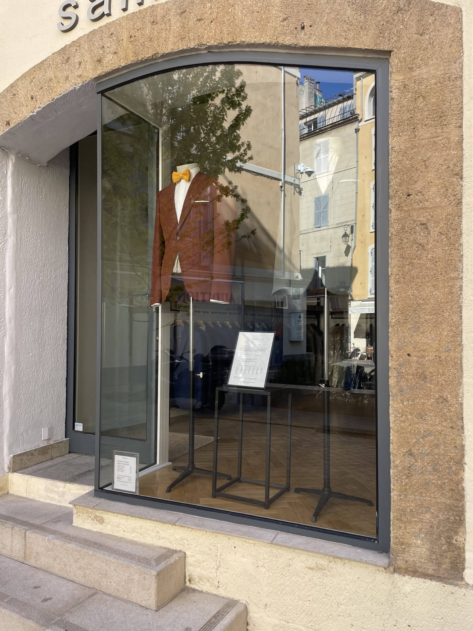 Remplacement de vitrage surune vitrine de magasin à Aix-en-Provence Après