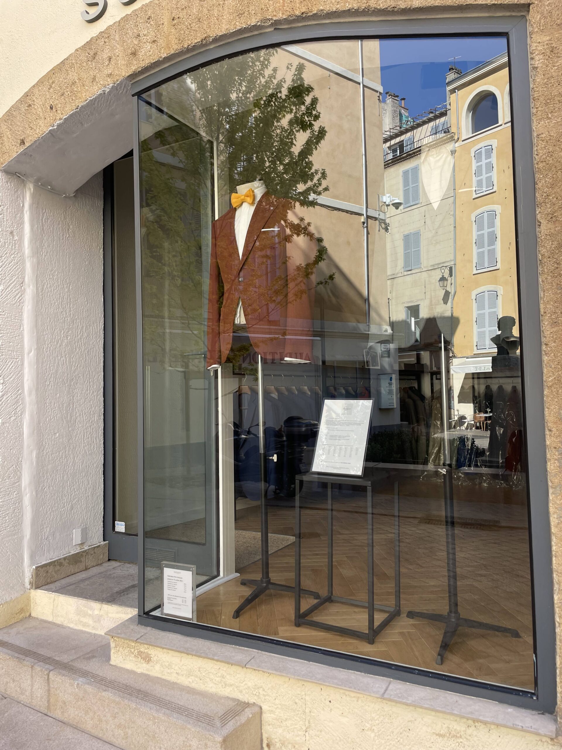 Remplacement de vitrage surune vitrine de magasin à Aix-en-Provence Après
