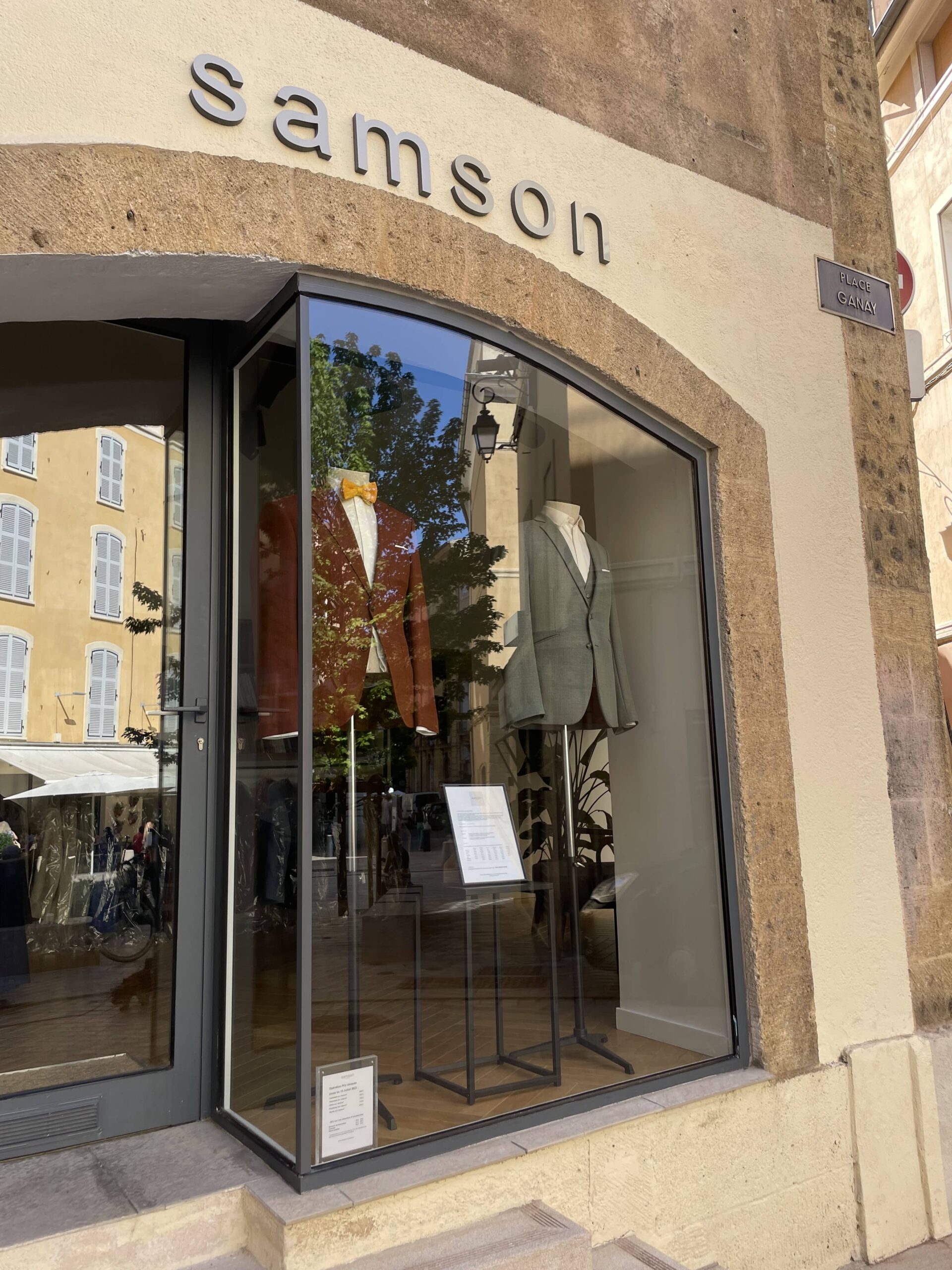 Remplacement de vitrage d'une vitrine de magasin à Aix-en-Provence Après