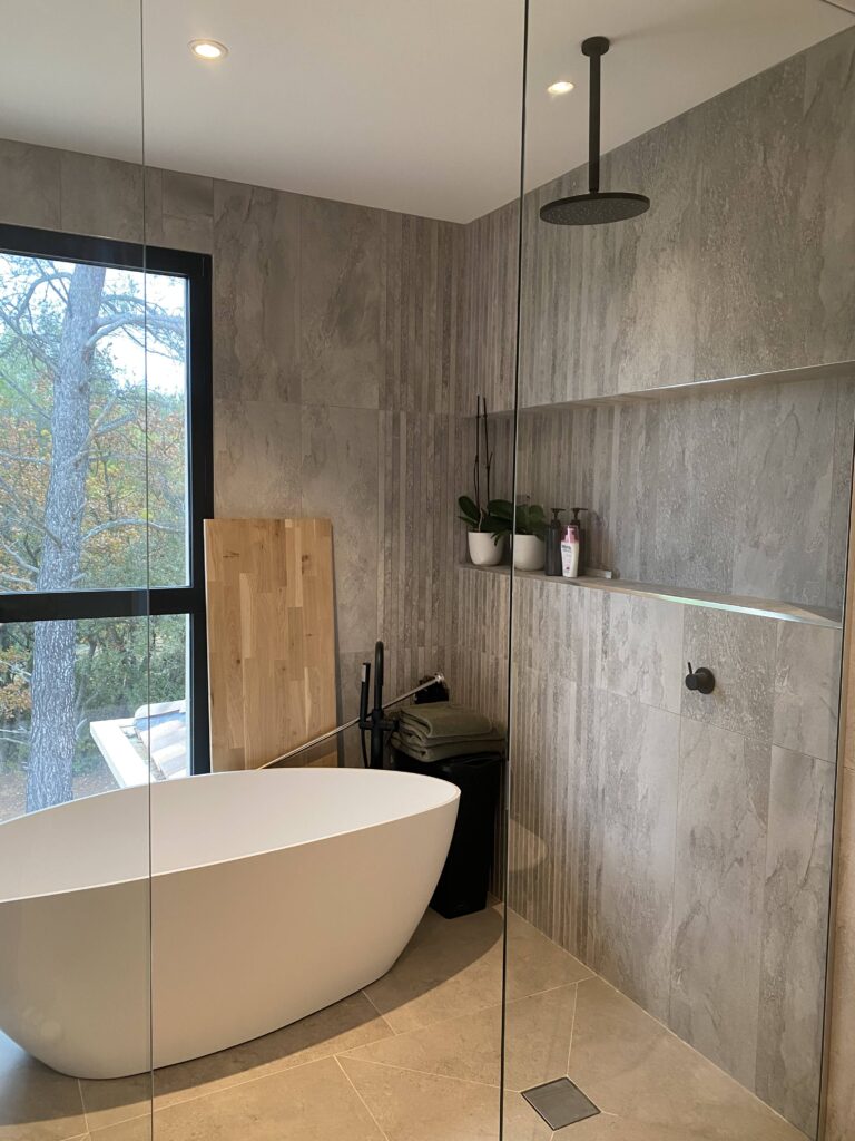 Fermeture de l'espace douche avec 2 parois de douche fixe latérales Après