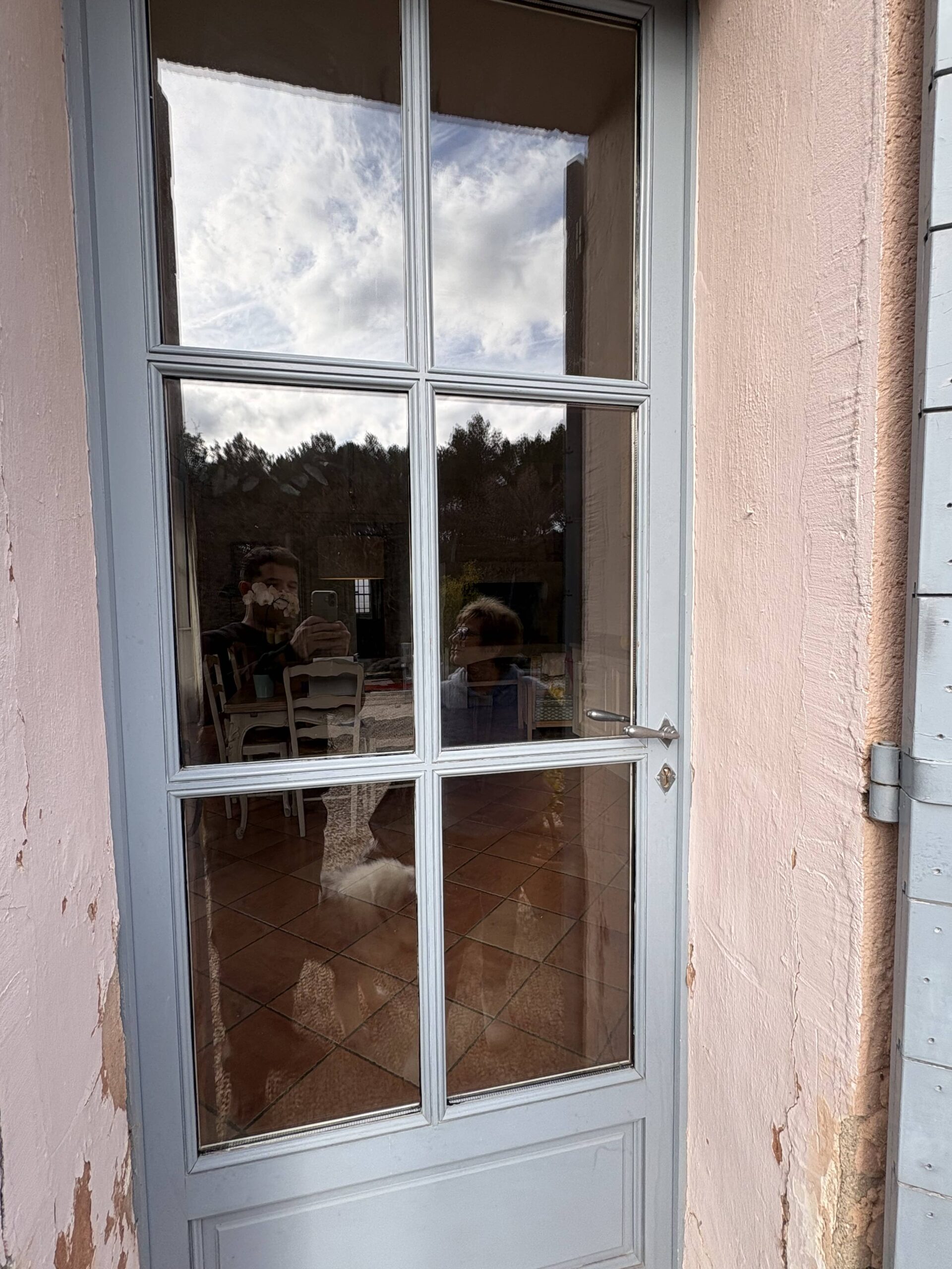 Remplacement d'un vitrage sur une porte en bois avec parecloses bois à Aix-en-Provence quartier des Pinchinats Après