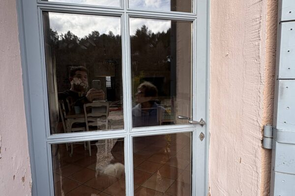 Remplacement d'un vitrage sur une porte en bois avec parecloses bois à Aix-en-Provence quartier des Pinchinats Après Avant