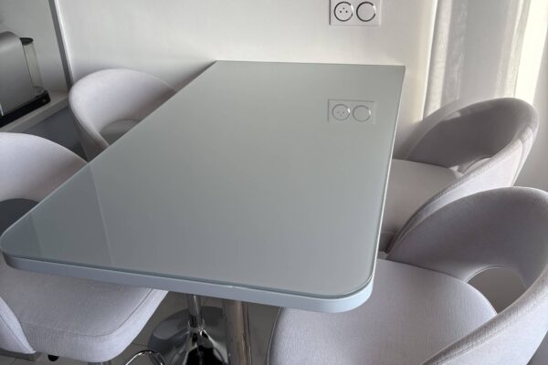 Remplacement d'un plateau en verre sur une table de cuisine à Aix-en-Provence