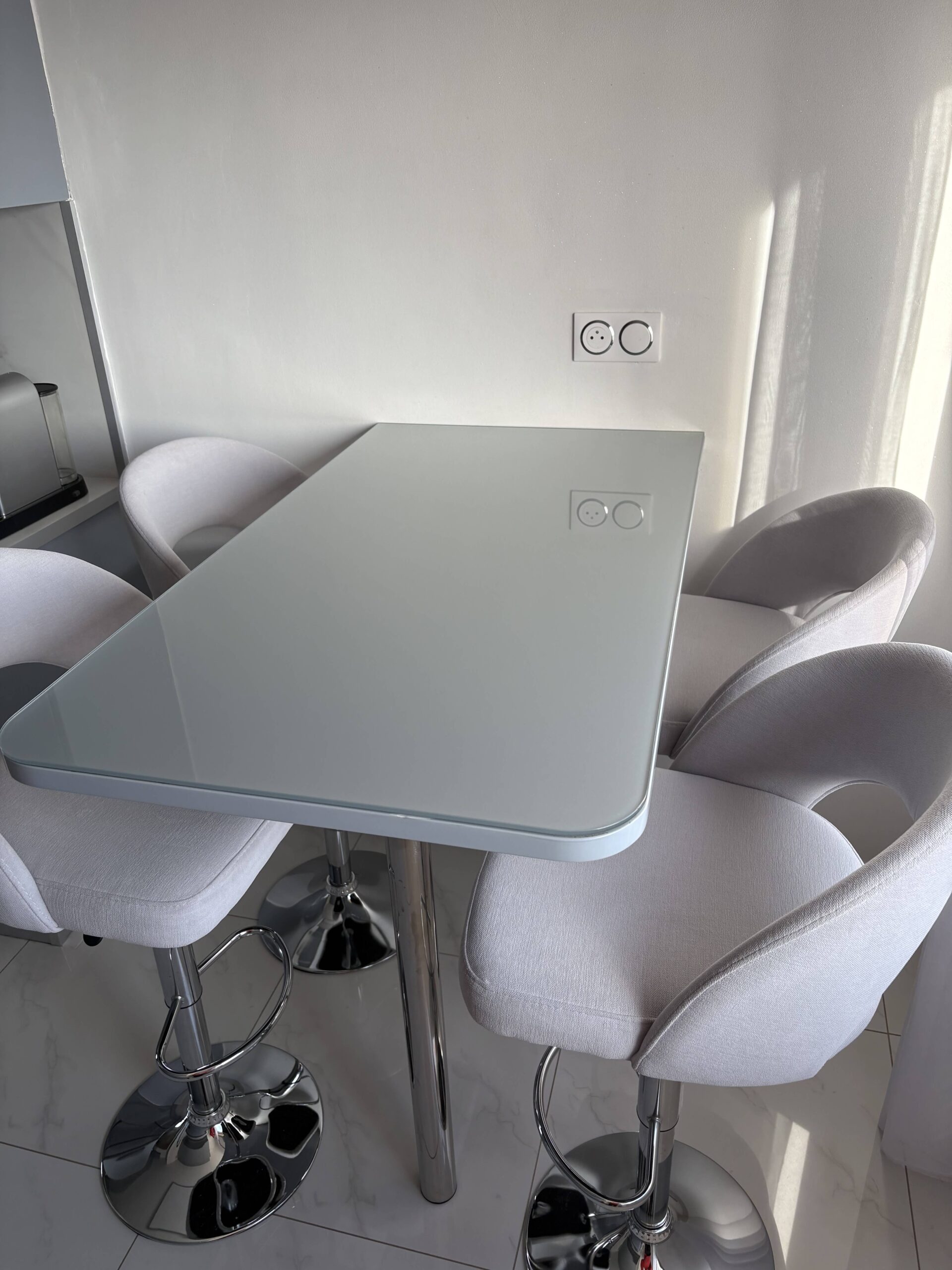 Remplacement d'un plateau en verre sur une table de cuisine à Aix-en-Provence